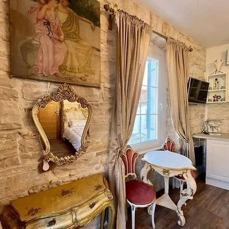 Spectacular View Of The Colloseum 풀라