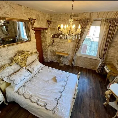 Spectacular View Of The Colloseum 풀라